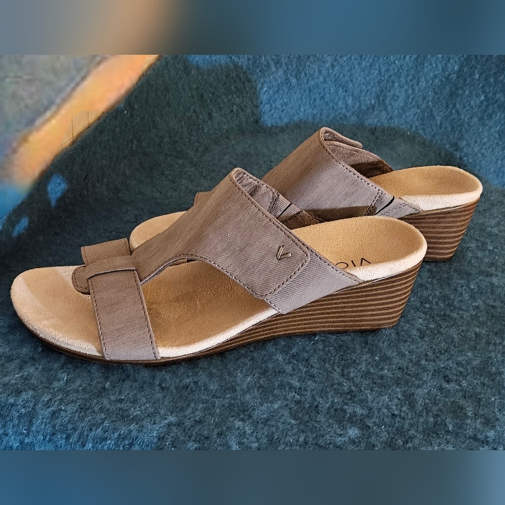 Vionic Regina Sandal Adjustable Wedge Slide Size 6 Like New Taupe Color - Picture 2 of 12